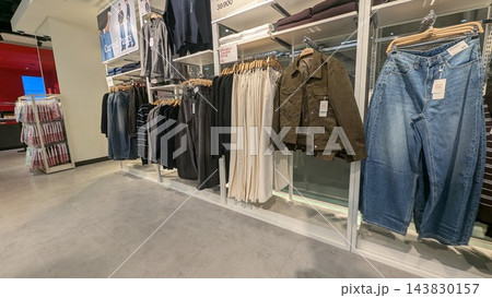 ジーンズやパンツが陳列された韓国の洋服売り場 143830157