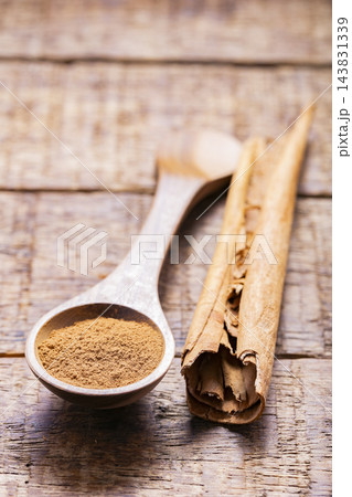 Splinters, powder and essence of cinnamon, on the old table Splinters, powder and essence of cinnamon, on the old table 143831339