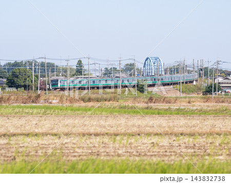 【川越線】稲刈り後の田園風景を通過する列車 【川越線】稲刈り後の田園風景を通過する列車 143832738