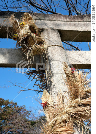 （埼玉県久喜市）神社の鳥居のしめ縄蛇 143833664