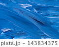 ブルーとホワイトの絵の具が描く波のような抽象アート背景. 143834375