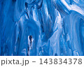 青と白の絵の具が混ざり合う流動的なマーブル模様の抽象背景素材. 143834378