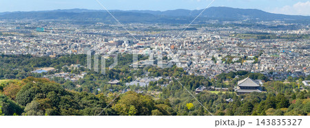 若草山から見渡す広大な奈良盆地と街並みのパノラマ風景 143835327