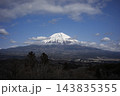 青空と雲に包まれる雪化粧した富士山  143835355
