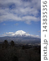 青空と雲に包まれる雪化粧した富士山  143835356