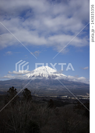青空と雲に包まれる雪化粧した富士山  143835356