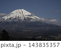 青空と雲に包まれる雪化粧した富士山  143835357