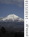 青空と雲に包まれる雪化粧した富士山  143835358