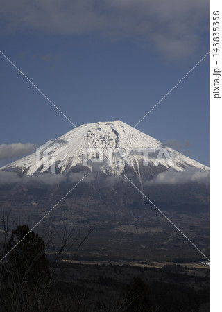 青空と雲に包まれる雪化粧した富士山 青空と雲に包まれる雪化粧した富士山 143835358