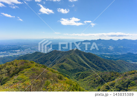 群馬県の子持山登山道から望む榛名山と小野子三山の絶景 143835389