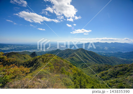 群馬県の子持山登山道から望む榛名山と小野子三山の絶景 群馬県の子持山登山道から望む榛名山と小野子三山の絶景 143835390