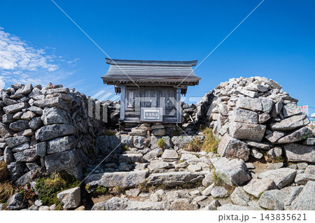 長野県木曽駒ケ岳伊那駒ヶ嶽神社石積みの向こうに続く祈り 長野県木曽駒ケ岳伊那駒ヶ嶽神社石積みの向こうに続く祈り 143835621