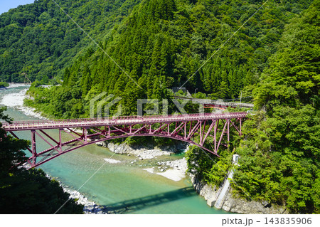 黒部峡谷トロッコ電車から望む山彦橋 143835906