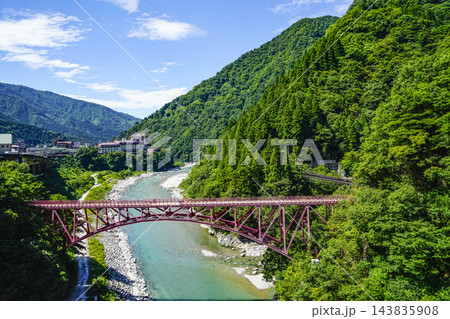 黒部峡谷トロッコ電車から望む山彦橋と宇奈月温泉街 黒部峡谷トロッコ電車から望む山彦橋と宇奈月温泉街 143835908