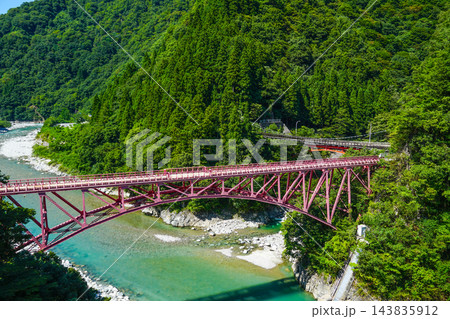 黒部峡谷トロッコ電車から望む山彦橋 黒部峡谷トロッコ電車から望む山彦橋 143835912