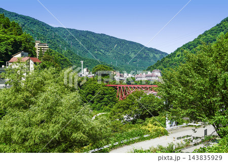 黒部峡谷トロッコ電車から望む山彦橋と宇奈月温泉街 黒部峡谷トロッコ電車から望む山彦橋と宇奈月温泉街 143835929