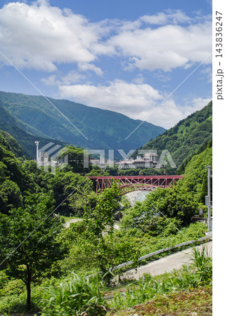 黒部峡谷トロッコ電車から望む山彦橋と宇奈月温泉街 黒部峡谷トロッコ電車から望む山彦橋と宇奈月温泉街 143836247