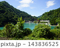黒部峡谷トロッコ電車から望む、うなづき湖と湖面橋 黒部峡谷トロッコ電車から望む、うなづき湖と湖面橋 143836525