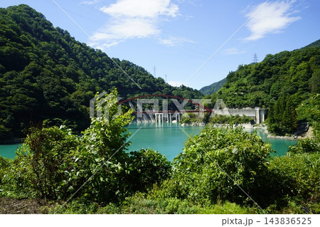 黒部峡谷トロッコ電車から望む、うなづき湖と湖面橋 黒部峡谷トロッコ電車から望む、うなづき湖と湖面橋 143836525