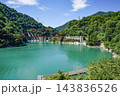 黒部峡谷トロッコ電車から望む、うなづき湖と湖面橋 黒部峡谷トロッコ電車から望む、うなづき湖と湖面橋 143836526
