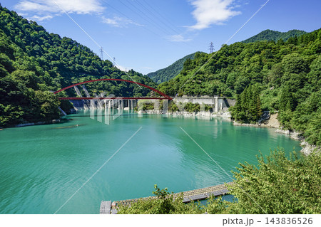 黒部峡谷トロッコ電車から望む、うなづき湖と湖面橋 黒部峡谷トロッコ電車から望む、うなづき湖と湖面橋 143836526