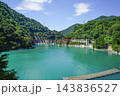 黒部峡谷トロッコ電車から望む、うなづき湖と湖面橋 黒部峡谷トロッコ電車から望む、うなづき湖と湖面橋 143836527
