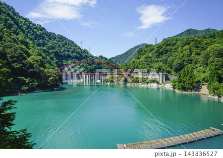 黒部峡谷トロッコ電車から望む、うなづき湖と湖面橋 黒部峡谷トロッコ電車から望む、うなづき湖と湖面橋 143836527