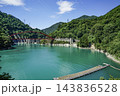 黒部峡谷トロッコ電車から望む、うなづき湖と湖面橋 黒部峡谷トロッコ電車から望む、うなづき湖と湖面橋 143836528