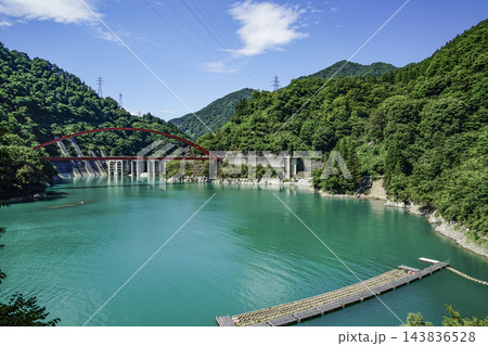 黒部峡谷トロッコ電車から望む、うなづき湖と湖面橋 黒部峡谷トロッコ電車から望む、うなづき湖と湖面橋 143836528