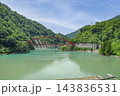 黒部峡谷トロッコ電車から望む、うなづき湖と湖面橋 黒部峡谷トロッコ電車から望む、うなづき湖と湖面橋 143836531