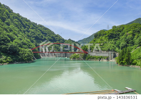 黒部峡谷トロッコ電車から望む、うなづき湖と湖面橋 黒部峡谷トロッコ電車から望む、うなづき湖と湖面橋 143836531