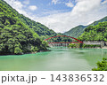 黒部峡谷トロッコ電車から望む、うなづき湖と湖面橋 黒部峡谷トロッコ電車から望む、うなづき湖と湖面橋 143836532