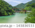 黒部峡谷トロッコ電車から望む、うなづき湖と湖面橋 黒部峡谷トロッコ電車から望む、うなづき湖と湖面橋 143836533