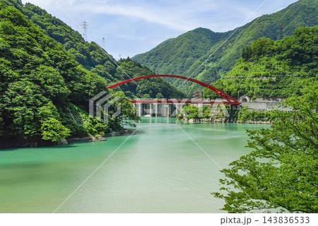 黒部峡谷トロッコ電車から望む、うなづき湖と湖面橋 黒部峡谷トロッコ電車から望む、うなづき湖と湖面橋 143836533