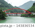 黒部峡谷トロッコ電車から望む、うなづき湖と湖面橋 黒部峡谷トロッコ電車から望む、うなづき湖と湖面橋 143836534