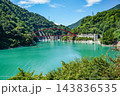 黒部峡谷トロッコ電車から望む、うなづき湖と湖面橋 黒部峡谷トロッコ電車から望む、うなづき湖と湖面橋 143836535