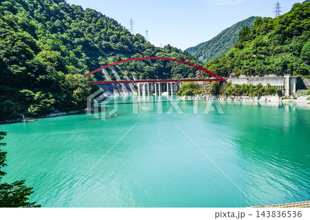 黒部峡谷トロッコ電車から望む、うなづき湖と湖面橋 黒部峡谷トロッコ電車から望む、うなづき湖と湖面橋 143836536