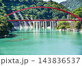 黒部峡谷トロッコ電車から望む、うなづき湖と湖面橋 黒部峡谷トロッコ電車から望む、うなづき湖と湖面橋 143836537