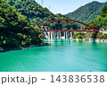 黒部峡谷トロッコ電車から望む、うなづき湖と湖面橋 黒部峡谷トロッコ電車から望む、うなづき湖と湖面橋 143836538