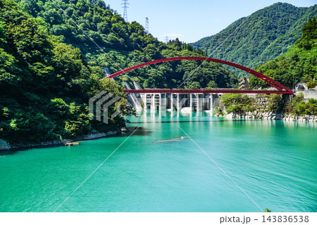黒部峡谷トロッコ電車から望む、うなづき湖と湖面橋 143836538