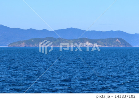 沖合から眺める上立神岩と下立神岩 沼島全景(兵庫県南あわじ市) 沖合から眺める上立神岩と下立神岩 沼島全景(兵庫県南あわじ市) 143837102