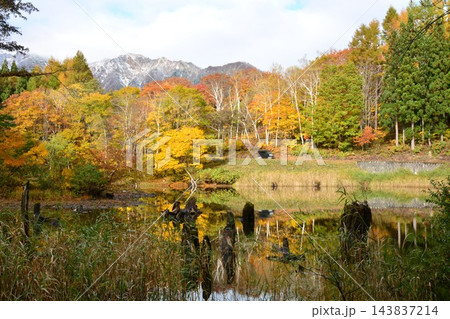 紅葉の秘境秋山郷天池・冠雪の鳥甲山 紅葉の秘境秋山郷天池・冠雪の鳥甲山 143837214