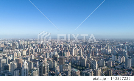 超高層ビル群と快晴の青空・都市開発とビジネス街の全景（空撮・パノラマ） 143837223