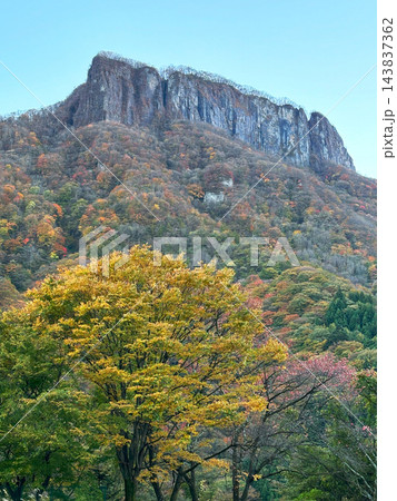 秋晴れの空と美しく色付いた木々の向こうにそびえる荒船山の艫岩 秋晴れの空と美しく色付いた木々の向こうにそびえる荒船山の艫岩 143837362