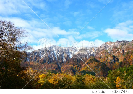 長野県秋山郷栄村上野原から見た紅葉と冠雪の鳥甲山風景 143837473
