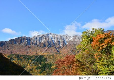 長野県秋山郷栄村上野原から見た紅葉と冠雪の鳥甲山風景 143837475
