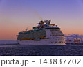 夕焼けの横浜港を出航するナビゲーター・オブ・ザ・シーズ 夕焼けの横浜港を出航するナビゲーター・オブ・ザ・シーズ 143837702
