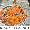 写真素材：ザルに入った茹でたてのワタリガニ（2杯） 143837811
