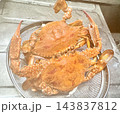 写真素材：ザルに入った茹でたてのワタリガニ（2杯） 143837812