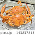 写真素材：ザルに入った茹でたてのワタリガニ（2杯） 143837813